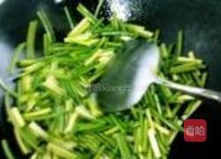 蒜苗炒咸肉片的做法图解3
