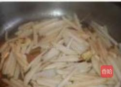 紫色萝卜炒虾米的做法图解2