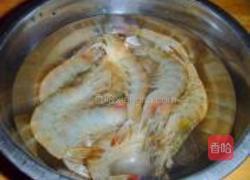 蚝油鲜虾炒芹菜的做法图解1