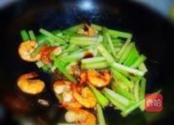 蚝油鲜虾炒芹菜的做法图解9