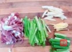 腊肉炒银鱼的做法图解3