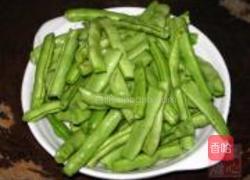 四季豆焖排骨的做法图解1
