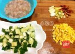 香辣黄瓜玉米虾仁的做法图解1