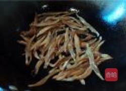 小鱼干圆椒丝的做法图解1