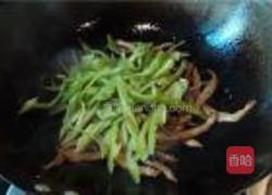 小鱼干圆椒丝的做法图解2