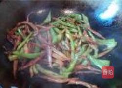 小鱼干圆椒丝的做法图解4