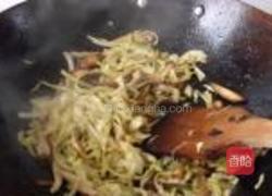 包菜炒香菇的做法图解3
