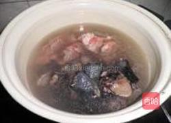 乌骨鸡银杏排骨汤的做法图解3