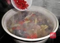 乌骨鸡银杏排骨汤的做法图解7