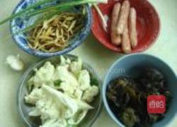花菜木耳炒香肠的做法图解1