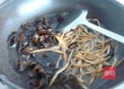 花菜木耳炒香肠的做法图解4