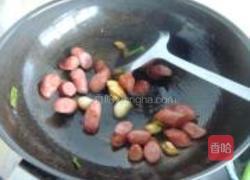 花菜木耳炒香肠的做法图解6