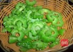 糖醋拌苦瓜的做法图解4