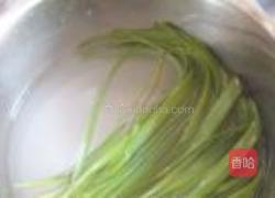 绿豆芽韭菜炒木耳的做法图解1