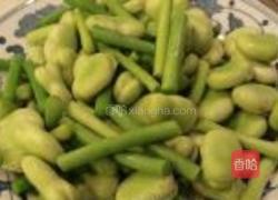 青蚕豆炒蒜苗的做法图解1