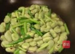青蚕豆炒蒜苗的做法图解3