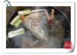 鲢鱼头尾汤的做法图解4
