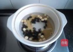 小米黑豆莲子粥的做法图解2