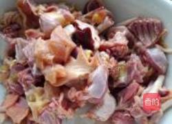 香菇炒鸡的做法图解1