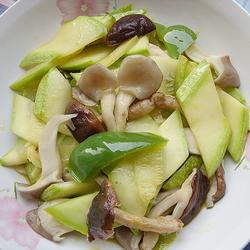 双菇青瓜片的做法[图]