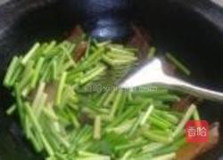 腊肉炒蒜薹的做法图解3