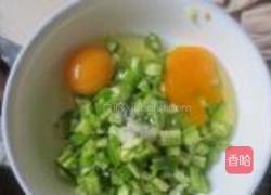 青椒煎蛋的做法图解1