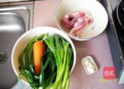 胡萝卜蒜苗回锅肉的做法图解1