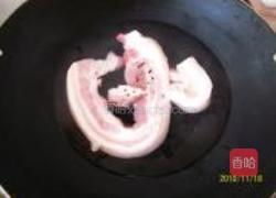 胡萝卜蒜苗回锅肉的做法图解2