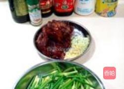 麻辣香肠炒蒜苗的做法图解1