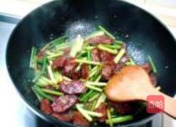 麻辣香肠炒蒜苗的做法图解7