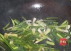 大蒜炒干丝的做法图解2