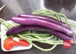长豆烧茄子的做法图解1