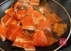 紫苏香煎三文鱼骨的做法图解3