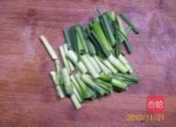 蒜皮粉条烧萝卜的做法图解1