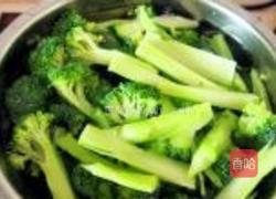 鲮鱼炒西兰花的做法图解1