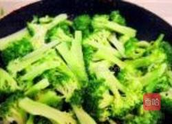 鲮鱼炒西兰花的做法图解5