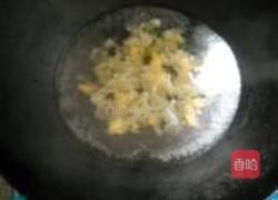 银耳西芹枸杞子的做法图解2