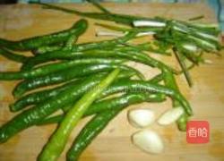 辣椒小鱼的做法图解1