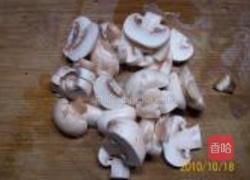 香菇排骨山珍汤面的做法图解2