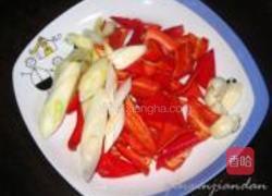 辣椒炒鱼饼的做法图解2