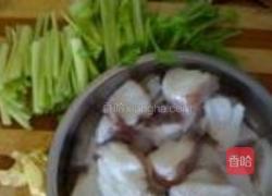 鱿鱼炒芹菜的做法图解2