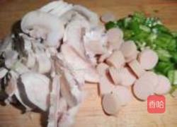 香肠口蘑菠菜面的做法图解2