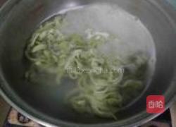 香肠口蘑菠菜面的做法图解5