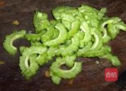 榨菜炒苦瓜的做法图解2