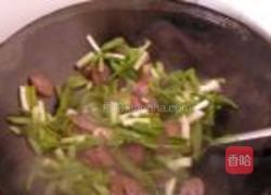 香肠炒大蒜的做法图解6