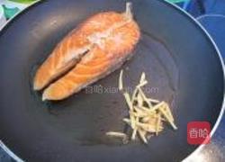 紫苏煎三文鱼的做法图解3