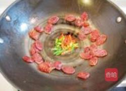豆腐干炒香肠的做法图解5