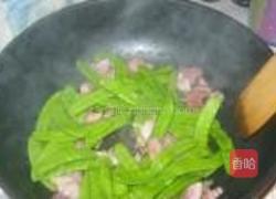 荷兰豆炒肉的做法图解3