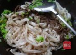 包菜牛肉丝炒粿条的做法图解8