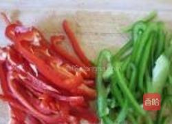 鸡丝炒青红椒腰果的做法图解2
